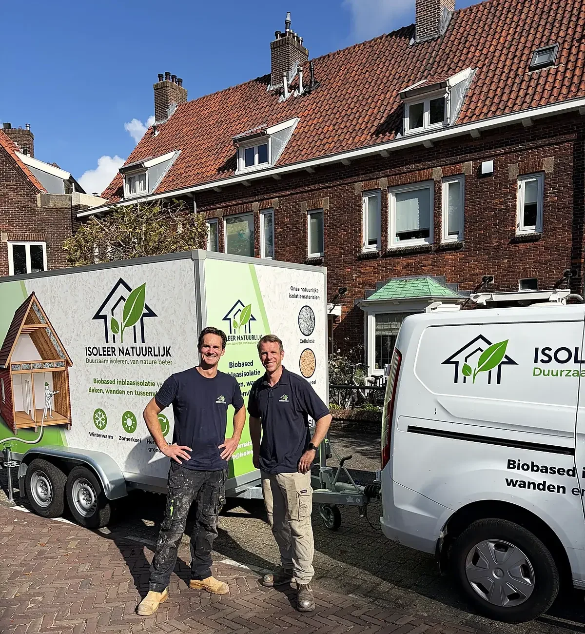 Edgar en Lars voor de bus en aanhanger van Isoleer Natuurlijk in Leiden